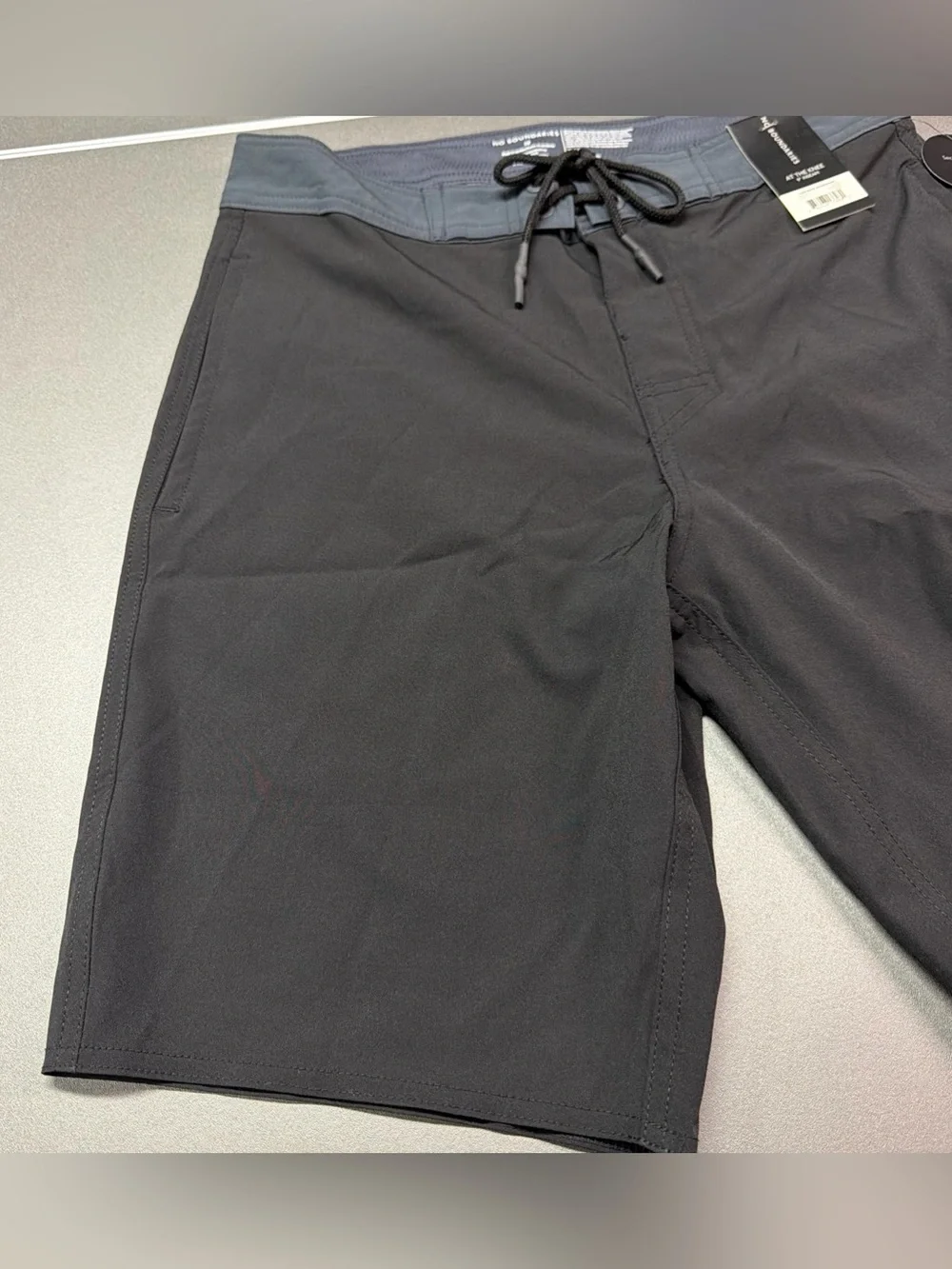 No Boundaries Mens Knee Length 9 Inch Inseam Board Shorts Size 28 NWT